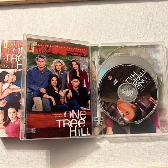 SEASON 1&4 - ONE TREE HILL - Picture 5 of 5